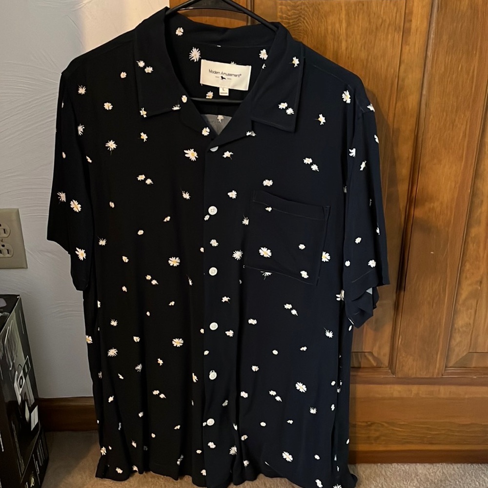 Modern Amusement Flower Print Shirt. Large.